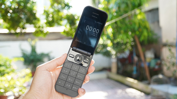 "Huyền thoại" Nokia 2720 Flip: Sự hiện đại và sang trọng trong thân hình của một chiếc điện thoại cổ điển