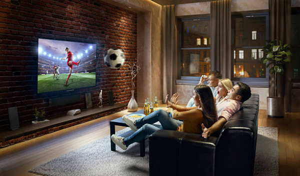 Hàng loạt Tivi LG màn hình kích thước lớn được nhập về Việt Nam đúng dịp World Cup 2018