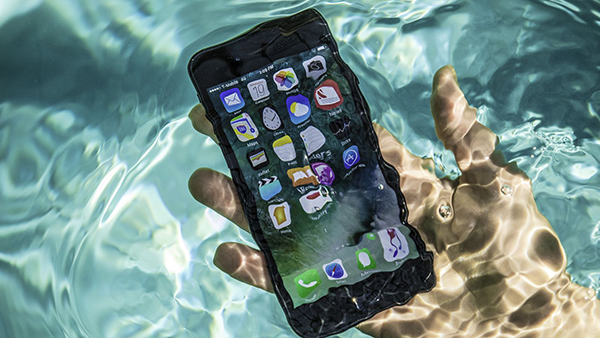 Xử lý như thế nào khi điện thoại của bạn rơi vào nước?
