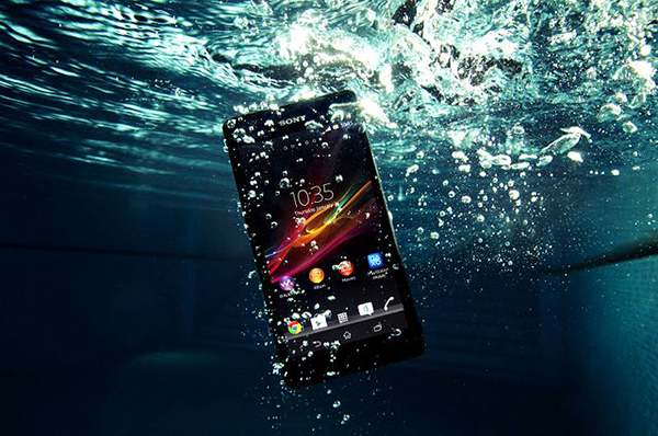 Xử lý như thế nào khi điện thoại của bạn rơi vào nước?