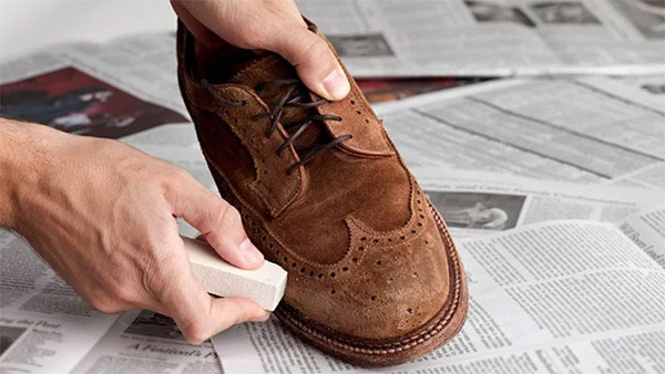 Hướng dẫn cách làm sạch giày da trắng cực dễ ngay tại nhà