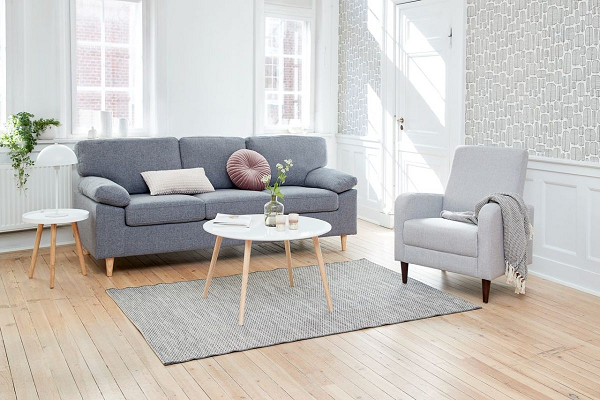 Một bộ bàn ghế phòng khách đơn giản không chỉ tạo cảm giác gần gũi mà còn mang lại một không gian ấm cúng. Với thiết kế tối giản nhưng không kém phần tinh tế, bộ bàn ghế này sẽ là một lựa chọn tuyệt vời cho những ai thích sự đơn giản nhưng không kém phần sang trọng.