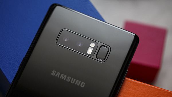 Samsung Galaxy Note8 cùng có camera kép được bố trí ở trung tâm thân máy theo bề ngang.