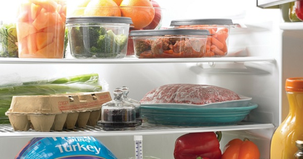 Bạn nên bọc kĩ thực phẩm trước khi cho vào tủ lạnh