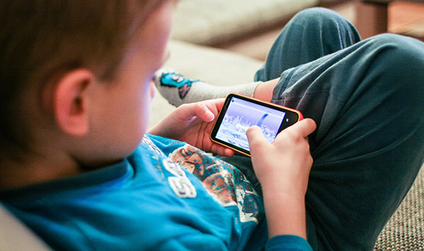 Trẻ em bên dưới 10 tuổi hạc sở hữu nên sử dụng điện thoại cảm ứng hoặc không?