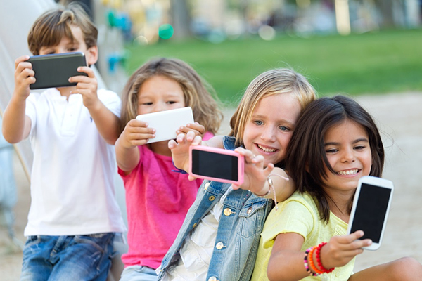 Trẻ em bên dưới 10 tuổi hạc sở hữu nên sử dụng điện thoại cảm ứng hoặc không?