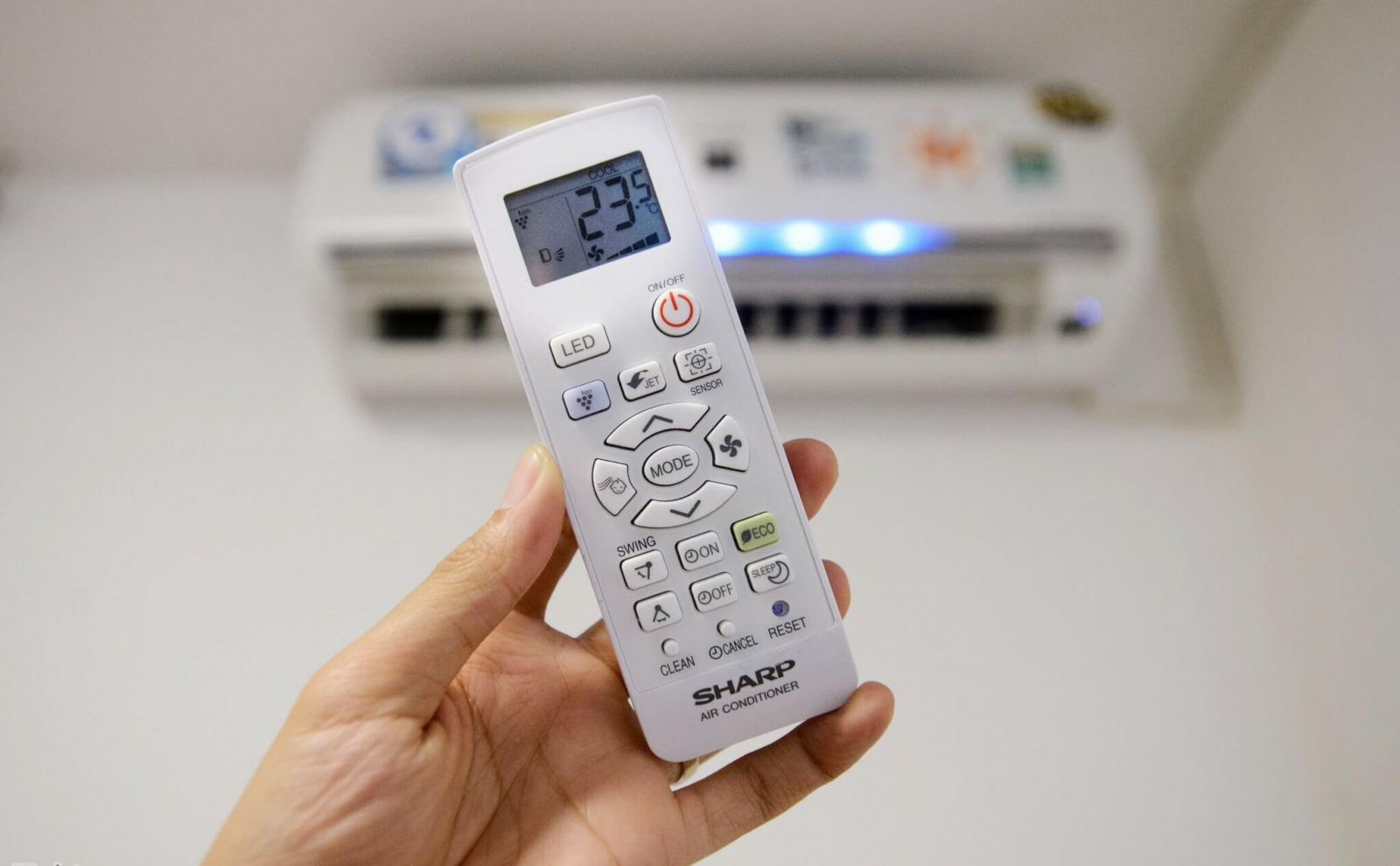Thay thế remote máy lạnh mới nếu điều khiển điều hòa không hiển thị nhiệt độ