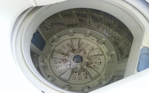 Máy giặt xả nước nhưng lồng không quay do có quá nhiều chất cặn bẩn bên trong.