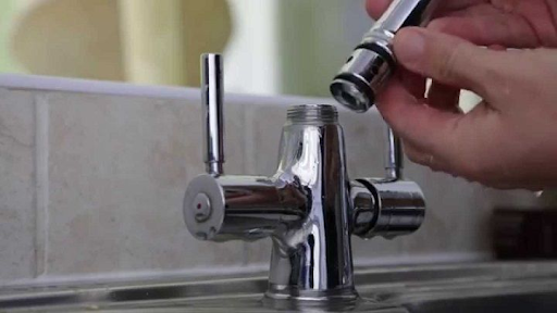 Lắp đặt ống nước không đúng cách khiến vòi rửa chén bị rỉ nước