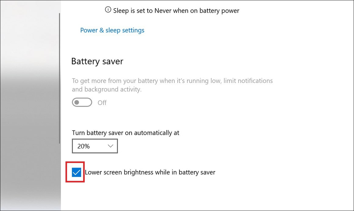 Chọn “Lower screen brightness while in battery saver” để giảm độ sáng màn hình.