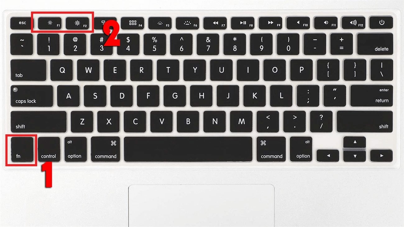 Bấm tổ hợp “Fn + F1” hoặc “Fn + F2” để giảm/ tăng độ sáng màn hình Macbook.