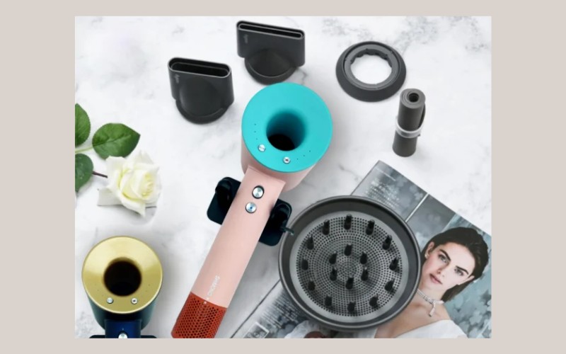 Shimono với máy sấy tóc mini có thiết kế chắc chắn, sấy nhanh và hiệu quả.