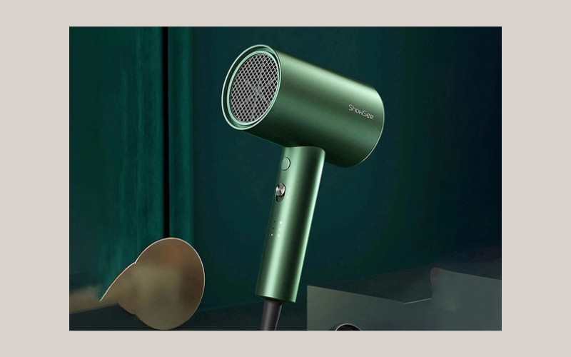 Máy Sấy Tóc Showsee A5-G có cầm tay gọn nhẹ, lý tưởng để mang theo khi đi du lịch.
