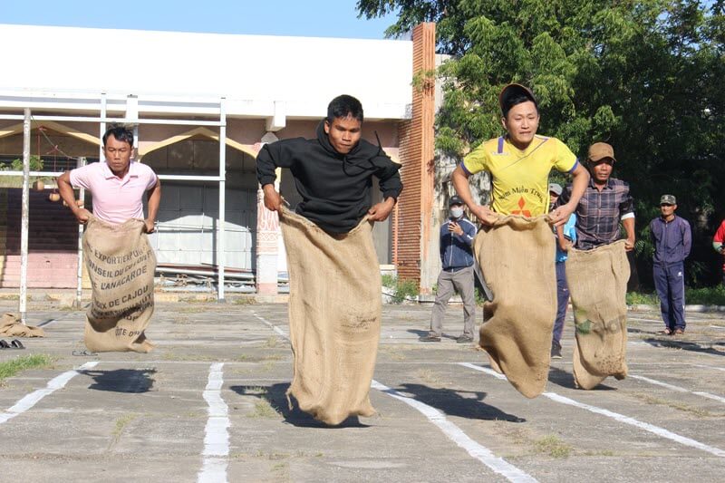 Trò chơi dân gian nhảy bao bố ngày Tết