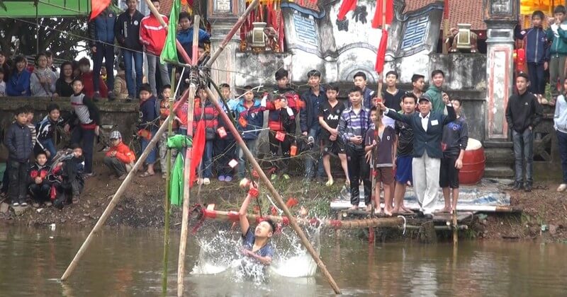 Trò chơi dân ngày Tết đi cầu Kiều