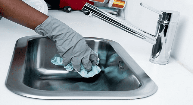Cách sửa bồn rửa bát bị rỉ nước do hở chậu rửa và mặt bàn bếp bước 1