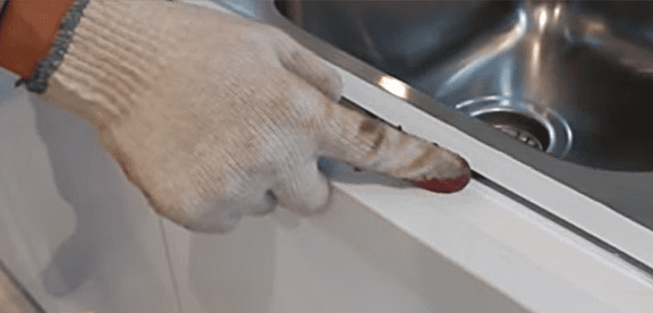 Cách sửa bồn rửa bát bị rỉ nước do hở chậu rửa và mặt bàn bếp bước 6