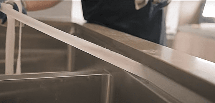 Cách sửa bồn rửa bát bị rỉ nước do hở chậu rửa và mặt bàn bếp bước 7