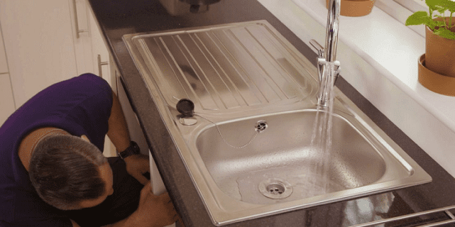 Cách sửa bồn rửa chén bị rỉ nước do xi phông hỏng bước 1
