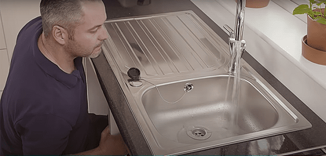 Cách sửa bồn rửa chén bị rỉ nước do xi phông hỏng bước 6