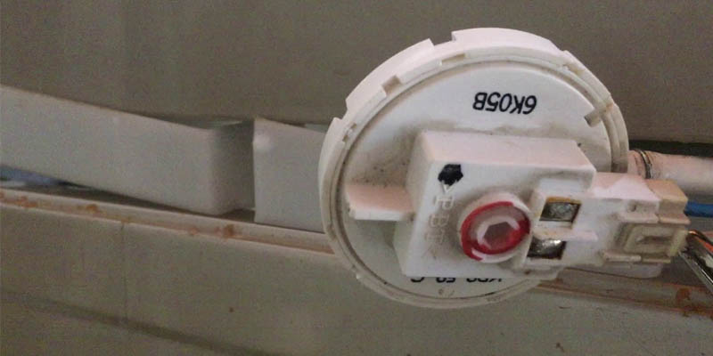 Cảm biến mực nước máy giặt bị hỏng do buồng áp lực bị chặn 