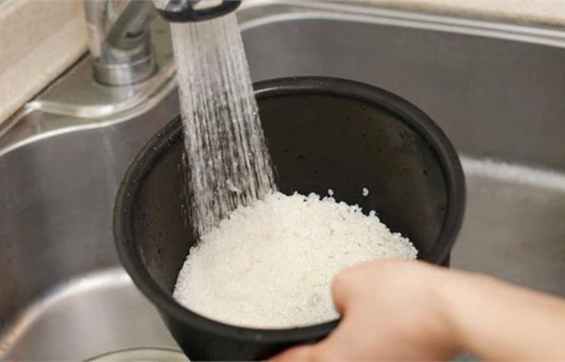 Không nên vo gạo bên trong nồi cơm điện