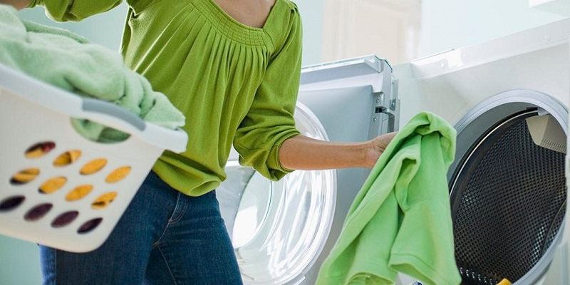 Bỏ quần áo vào máy giặt cẩn thận 