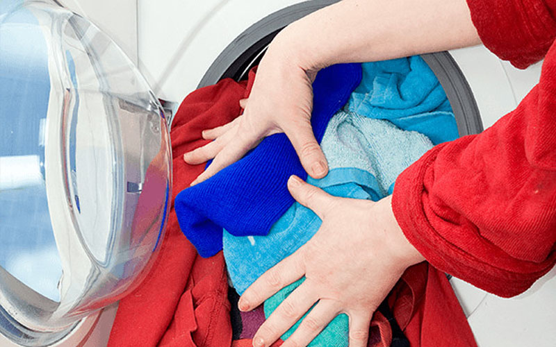 Cho quần áo vào lồng giặt không chú ý khiến lồng giặt mất cân bằng