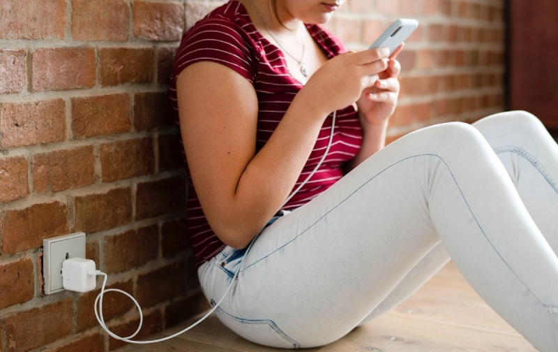 Người dùng vừa sạc vừa sử dụng khiến thiết bị nhiệt độ tăng cao