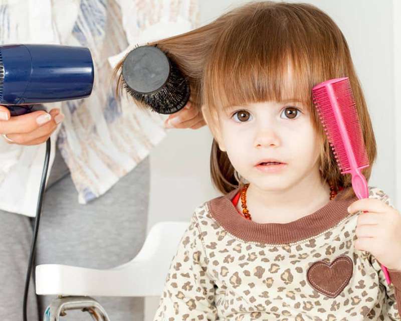 Khi sấy tóc cho bé bạn cần cân nhắc nhiều yếu tố