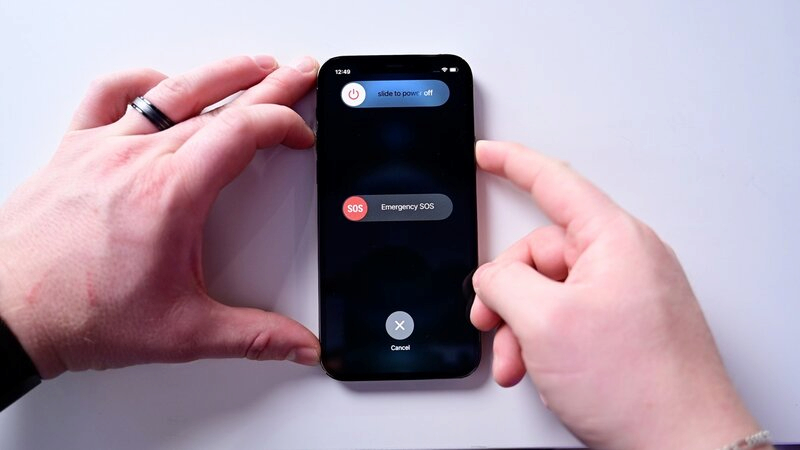 Khởi động lại iPhone để gửi tin nhắn bình thường