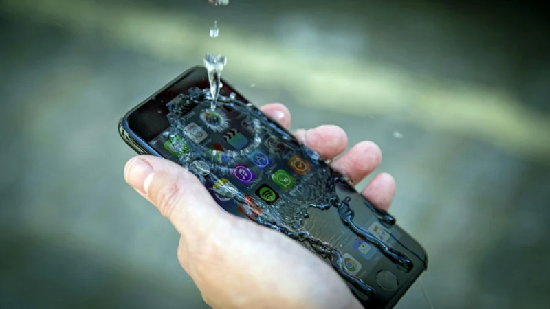 Làm khô loa để sửa lỗi loa iPhone bị nhỏ 