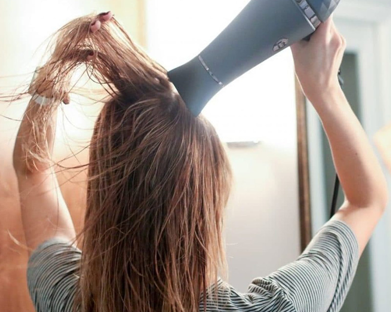 Máy sấy tóc có thể giúp tóc nhanh khô và tránh bị hư tổn