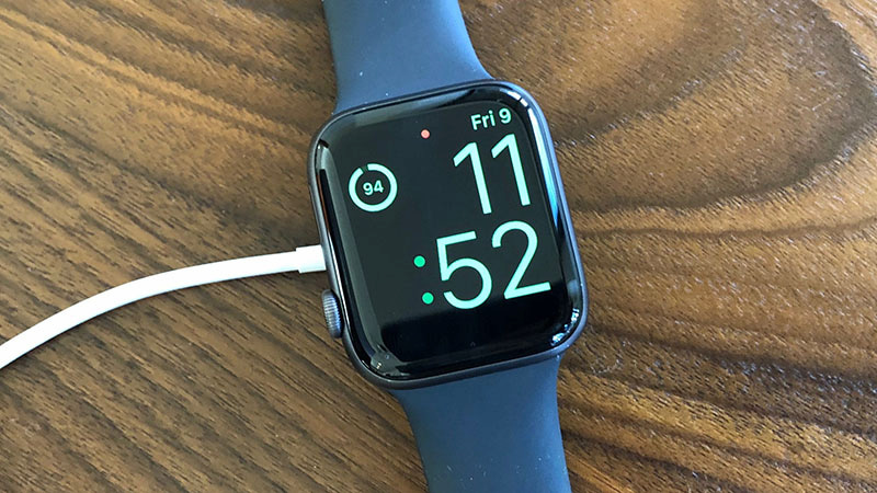 Thử sạc Apple Watch để sửa lỗi màn hình không bật lên
