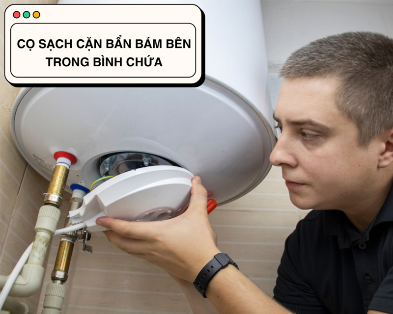 Cọ sạch cặn bẩn bám bên trong bình chứa