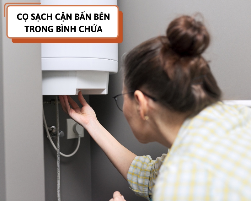 Cọ sạch cặn bẩn bên trong bình chứa