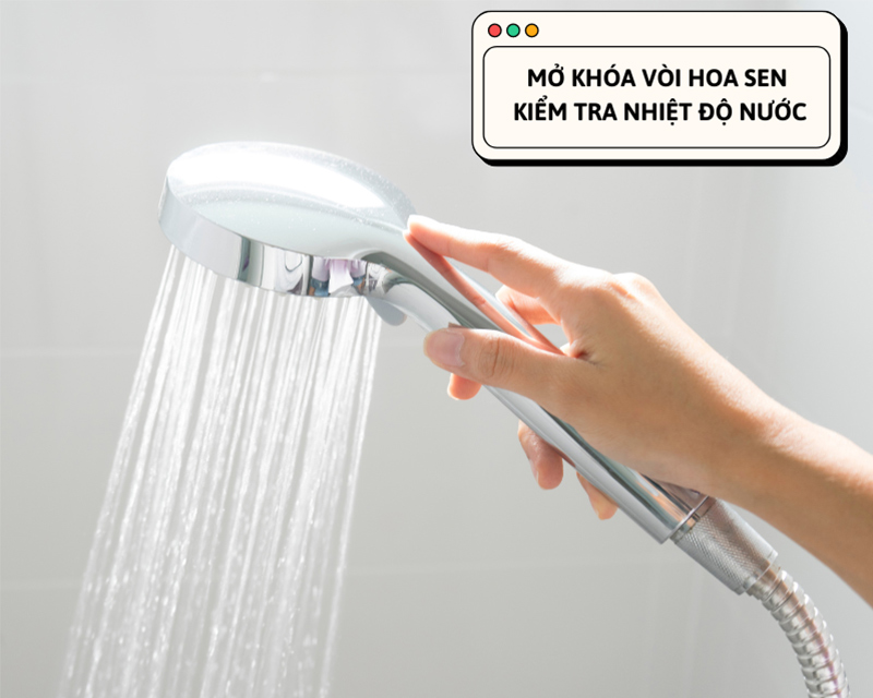 Mở khóa vòi hoa sen và kiểm tra nhiệt độ nước