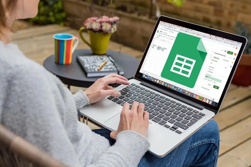 Người dùng làm việc với Google Sheets trên máy tính xách tay