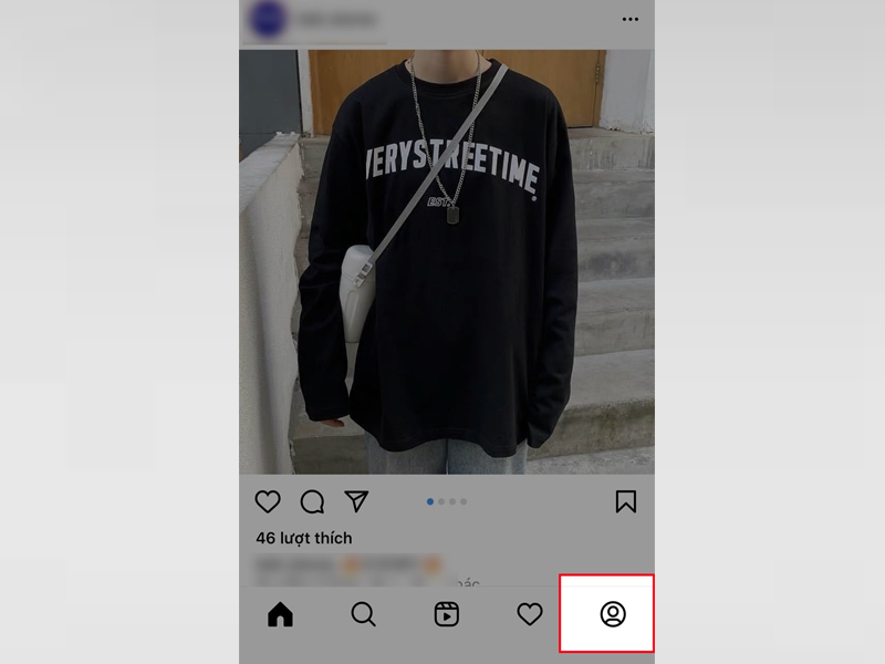 Mở ứng dụng Instagram và chọn biểu tượng hình người ở góc dưới bên phải