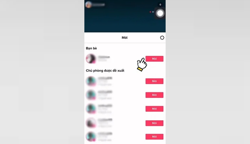 Chọn tài khoản TikTok muốn thách đấu cùng trên livestream và nhấn Mời