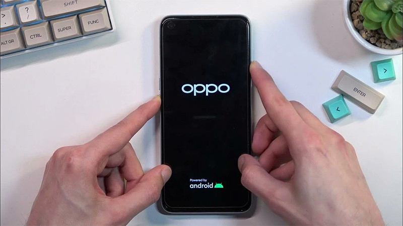 Khởi động lại điện thoại OPPO khi bị nhiễu màn hình