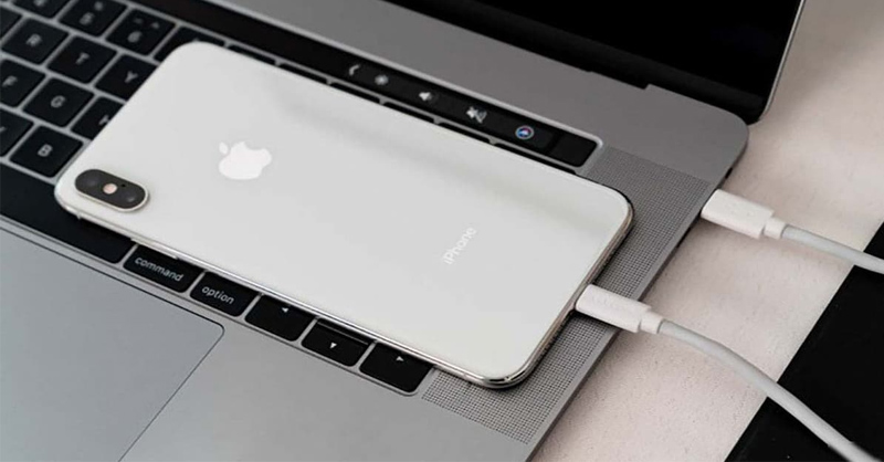 Người dùng có thể sạc iPhone qua MacBook khi cần thiết