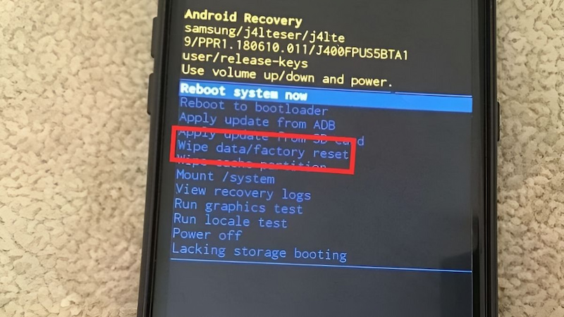 Nhấn nút nguồn ở dòng chữ “Wipe data/factory reset”