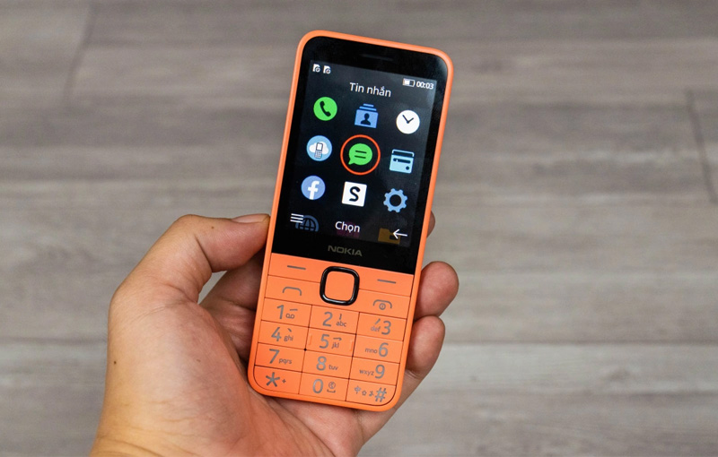 Nokia 220 4G được chế tác từ chất liệu nhựa bền bỉ