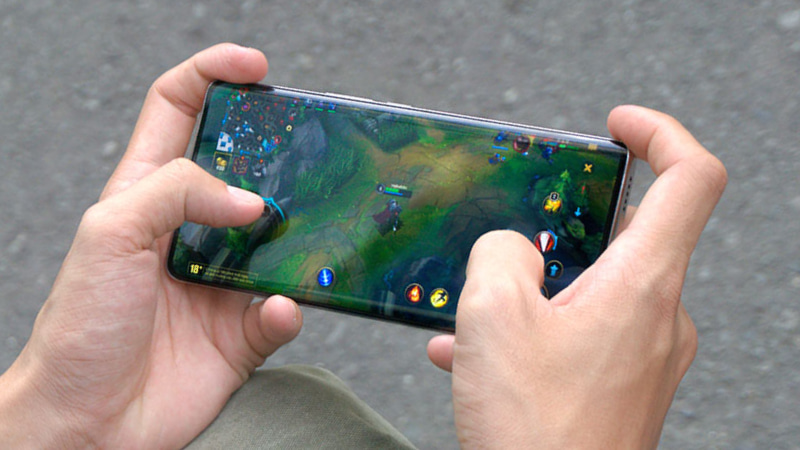 Vivo V30e chơi game tốt, pin trâu