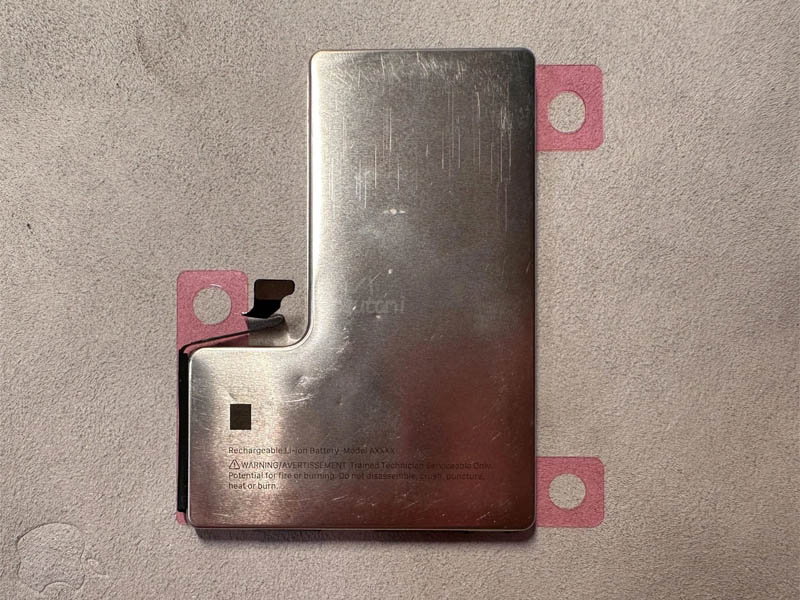 Vỏ bọc kim loại mờ của pin có thể tăng khả năng tản nhiệt cho iPhone 16 Pro 