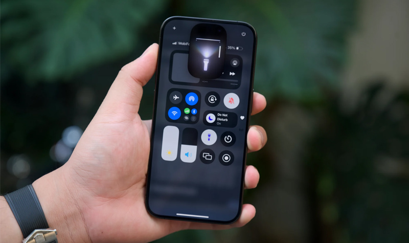 Điều chỉnh độ sáng đèn flash trên iOS 18