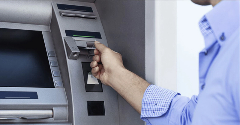 Đưa thẻ ngân hàng vào khe đọc của cây ATM