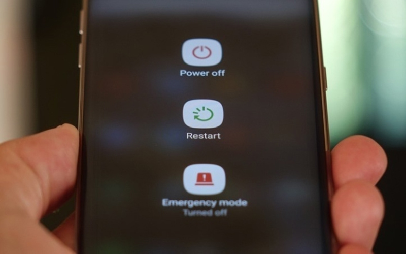 Nhấn giữ nút nguồn để khởi động lại điện thoại Android