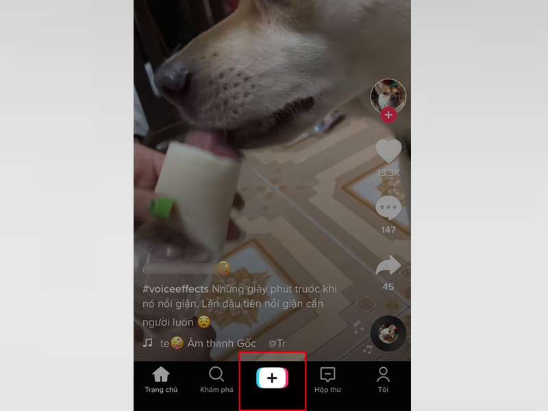 Mở ứng dụng TikTok và nhấn vào biểu tượng dấu cộng ở phía dưới